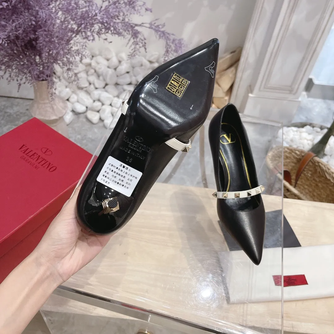 💕💕Factory direct selling price p440💕💕 Genuine leather sole +40 🆕Valentino. Valentino👑👑Latest series in the counter, the highest version, perfect details, very eye-catching catwalk series launched, V family’s hot rivet elements, luxurious and gorgeous! Various colors can be matched with beautiful clothes in spring and summer. There are many choices🎉🎉Exquisite and durable. It is copied at 1:1 of the original product. The upper foot is very pedicure-like. The key point is that it is very good and easy to control. It does not grind the feet and does not tire the feet. It is a walking artifact. The last shape is completely compared to the counter. The details are perfect. Without the original version, it would not be so exquisite! (Note! The heel shape and height are exclusively molded according to the original version, and are not randomly substituted by the market🐂) The color and texture of the fasteners are consistent with the original version! 🔺Fabric: Imported sheepskin, 🔺Lining: According to the original high-gloss imported sheepskin lining 🔺6 colors to choose from: black ➕black belt, black ➕white belt, pink, burgundy, white, apricot 🔺Number of yards: 35 to 42 yards (42 yards are not exchanged) 🔺Heel height: 7cm Rubber sole Genuine leather sole +40